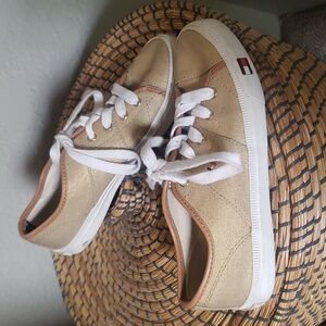 Tommy Hilfiger Size 6 Sneakers